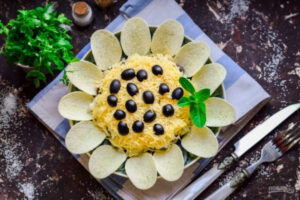 Солнечный салат с курицей и ананасом: хитовый рецепт для праздника