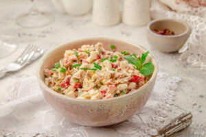 Нежная мозаика: слоёный салат с крабовыми палочками и муссом из печени трески