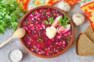 Свекольный бриз: холодный суп с курицей и пряной свеклой