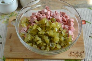 Салат «Оливье» классический с колбасой