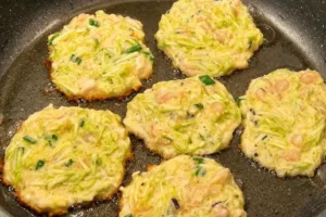 Кабачковые оладьи с курицей: сочный ужин за четверть часа