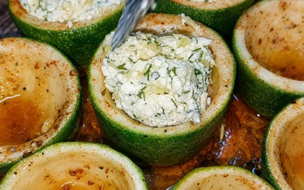 Кабачковые бочонки с творогом: смешиваю мякоть с яйцом, чесноком и зеленью — запекаю 15 минут. Просто и вкусно