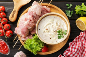 Кефирный маринад для шашлыка с луком, чесноком и лимоном
