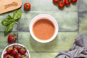 Салат с клубникой и помидорами