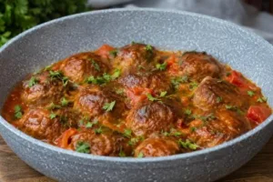 Бесподобно вкусные кабачковые котлетки в густом томатном соусе: секрет быстрого ужина для семьи