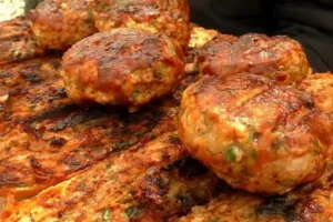 Горячие лодочки с мясным фаршем на решётке: когда шашлык уже надоел