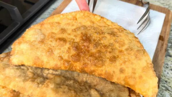Чебуреки без брызг масла: с сочной начинкой и золотистой корочкой. Секрет в правильном пузырчатом тесте