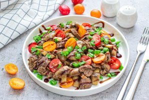 Теплый салат с печенью и грибами Теплый салат с печенью и грибами