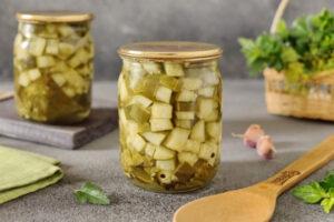 Салатная бомба на зиму: маринованные огурцы кубиками без стерилизации