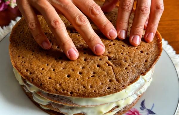 Бюджетный торт без духовки и миксера: мука, какао, яйца и кипяток — десерт выглядит как из кондитерской, а готовится дома