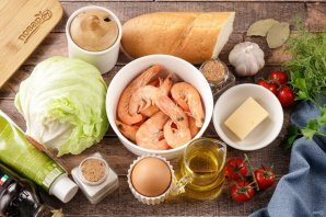 Салат «Цезарь» с креветками классический простой