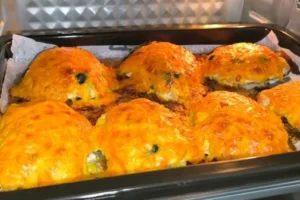 Апельсиновые свиные медальоны под шубой из пряных овощей и моцареллы