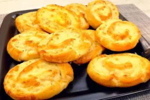 Рулет из слоеного теста с курицей и ананасом: сочная начинка и хрустящая корочка