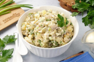 Советский шик: слоёный салат с копчёной скумбрией и бочковым огурцом