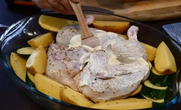 Обед за 5 минут подготовки: курица с картофелем и кабачками в духовке — корочка хрустит, мясо сочное!