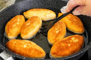 Бабушкина хитрость: пирожки с яйцом и луком на кефире без дрожжей и суеты
