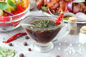 Рубиновый аккомпанемент: пряный соус с гранатом и вином к мясу на углях
