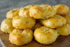 Хрустящие улитки из рисовой бумаги с копчёной грудинкой и грибами: когда лень месить тесто, а душа просит пирожков