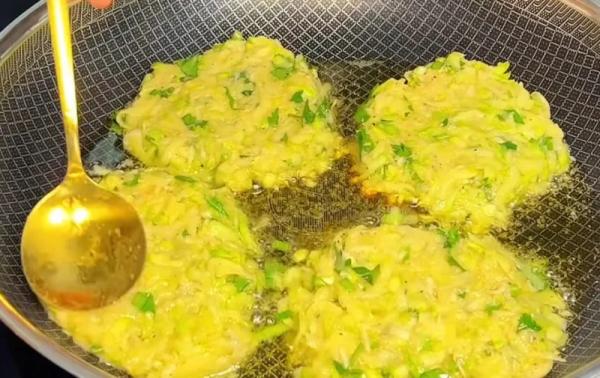 Больше не жарю обычные оладьи: кабачки и картошка на тёрке — отжимаю сок, чеснок в тесто. Семья в восторге!