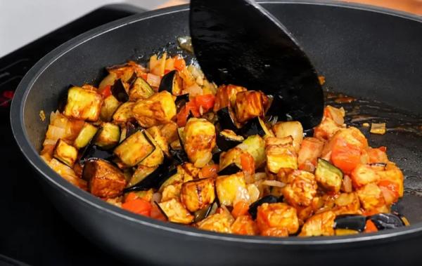 Сочные баклажанные кубики с хрустящей корочкой в томатном соусе: вкуснятина из простых ингредиентов