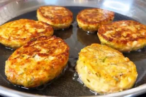 Нежные куриные котлеты с кабачком и картофелем: сочный ужин с огоньком