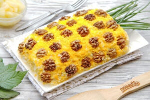 Тропический микс: слоёный салат с курицей и консервированным ананасом