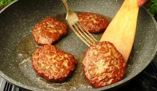 Вместо сухой жареной печени: сочные печеночные оладьи с рисом и нежным йогуртовым соусом. Быстро и вкусно!