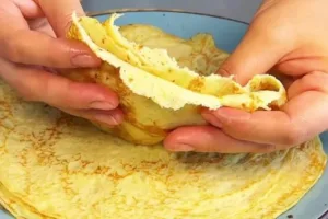 Кабачковые конверты с секретом: сочная мясная начинка и чесночный соус, от которого невозможно оторваться