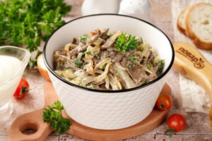 Печёночный экспромт: тёплый салат с хрустящим луком и пряной зеленью