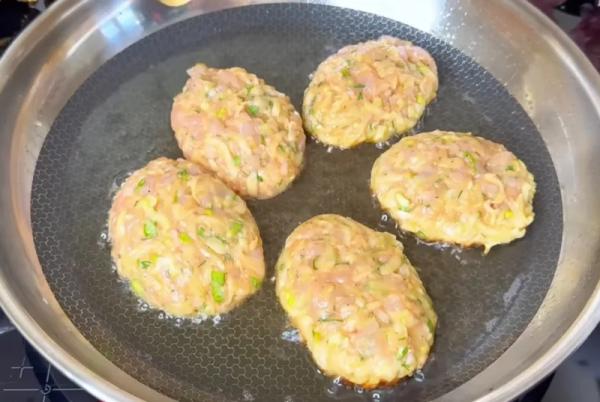Смешал тертый кабачок с картошкой и ложкой аджики: сочные и нежные котлеты из рубленого куриного филе на ужин