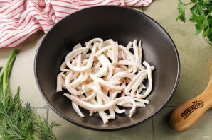 Салат с кальмаром, огурцом и грибами