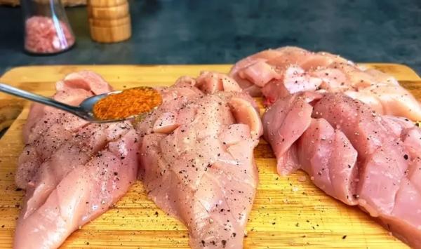 Самая сочная куриная грудка: делаю надрезы, обваливаю в муке и жарю до корочки. Быстро, просто и очень вкусно!