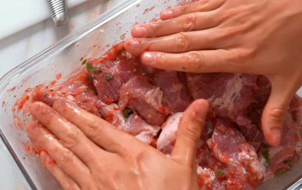 Секрет сочного шашлыка: мариную мясо в томатах и базилике минимум 4 часа. Рецепт маринада, который ищут все