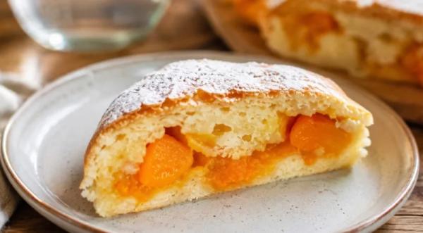 Быстрый фруктовый пирог-рулет своими руками: пошаговый рецепт сладкого десерта из доступных продуктов
