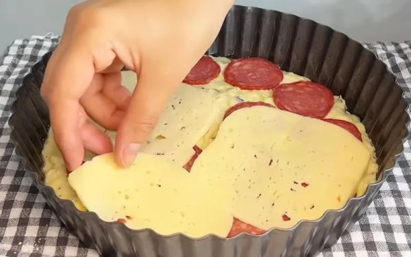 Пирог из кабачков за 35 минут: начинка из курицы, колбасы и сыра — получается вкуснее любой пиццы