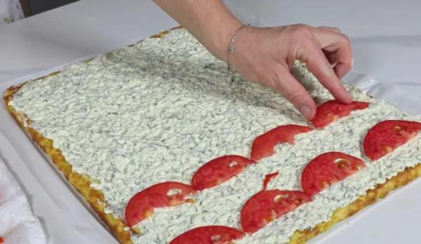 Рулет из кабачков с помидорами: сочная начинка с чесноком и укропом. Просто, быстро и невероятно вкусно