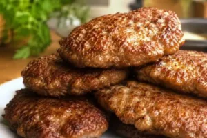 Нежные печеночные биточки с рисовой ноткой и пряным йогуртовым дипом
