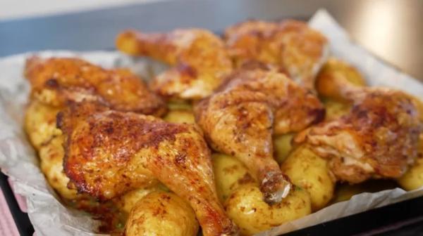 Запекаю курицу с картошкой на разных уровнях: мясо сверху, гарнир снизу — всё готово одновременно!