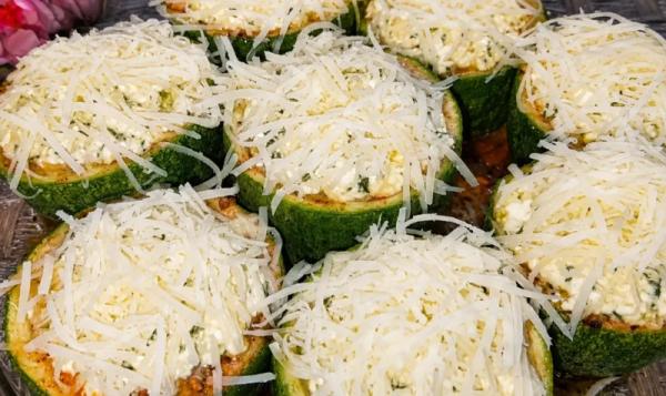 Кабачковые бочонки с творогом: смешиваю мякоть с яйцом, чесноком и зеленью — запекаю 15 минут. Просто и вкусно