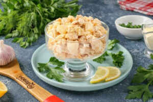 Нежный салат с курицей и ананасом в пикантной заправке