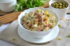 Салат «Оливье» классический с колбасой