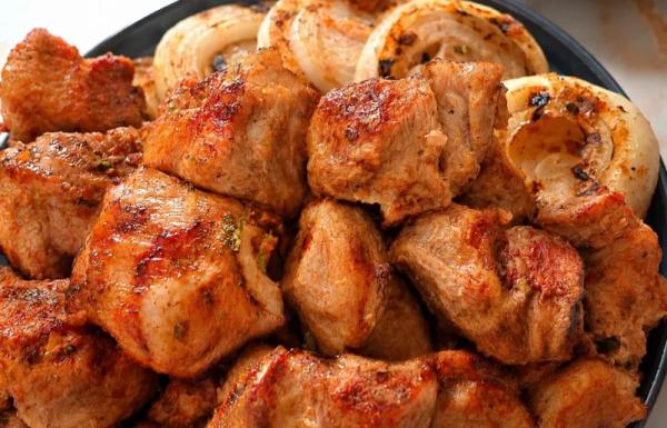 Секрет сочного шашлыка: мариную мясо в томатах и базилике минимум 4 часа. Рецепт маринада, который ищут все