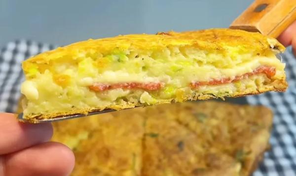 Пирог из кабачков за 35 минут: начинка из курицы, колбасы и сыра — получается вкуснее любой пиццы