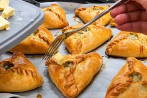 Пирожки с курицей без дрожжей: замешиваю тесто на сметане за 5 минут — начинка получается невероятно нежной