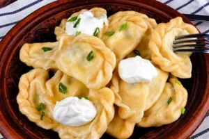 Вареники с творогом и зелёным луком: солёная классика, которая затмит сладкие