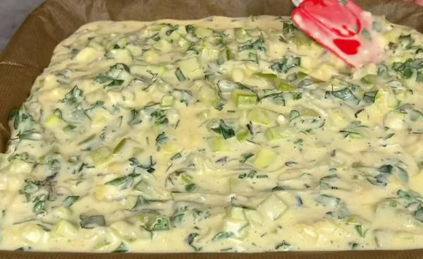Греческий пирог с кабачками и фетаксой: сочная начинка и пышное тесто на йогурте. Простой рецепт за 45 минут
