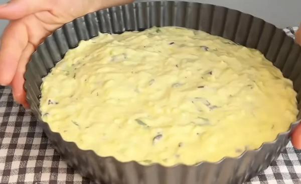 Пирог из кабачков за 35 минут: начинка из курицы, колбасы и сыра — получается вкуснее любой пиццы