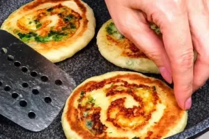 Сырные спирали на кефире: жареные лепешки с моцареллой и луком без дрожжей