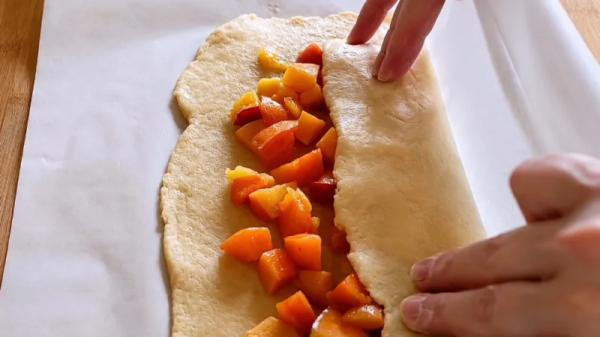 Быстрый фруктовый пирог-рулет своими руками: пошаговый рецепт сладкого десерта из доступных продуктов