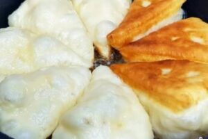 Лепешки на кефире с манкой: мягкие, румяные и очень домашние